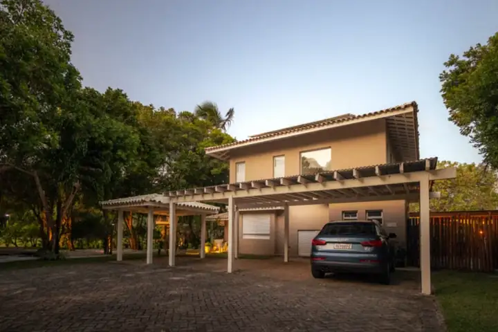 Carport mit Auto in der Einfahrt